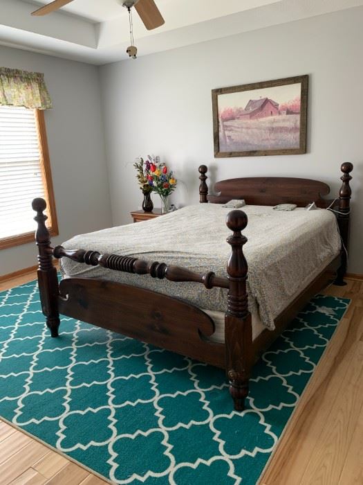 Quality vintage Bed
Large rug