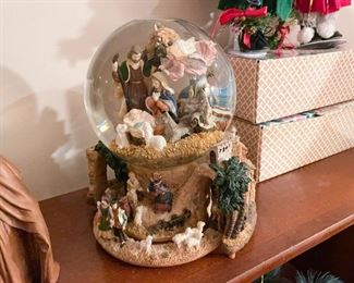 Christmas Decor - Snow Globe