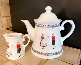 Bergquist Teapot & Creamer (Norway)