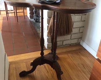 Claw foot charming Pedastle base wood table! 