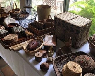 Loads of vintage baskets! 