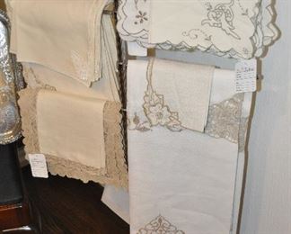 Stunning Vintage Table Linens