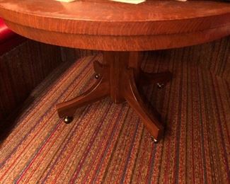 ANTIQUE ROUND OAK TABLE