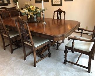 DINING ROOM TABLE WITH 4 SIDE AND 2 ARM CHAIRS