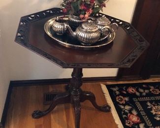  FLORAL END TABLE AND TEASET