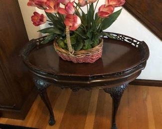 OVAL TABLE AND FLORAL