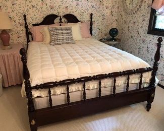 QUEEN SIZE BED AND BEDDING