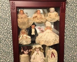 DISPLAY CASE AND DOLLS