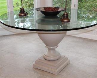 ROUND DINING TABLE