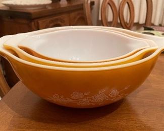Pyrex bowls 