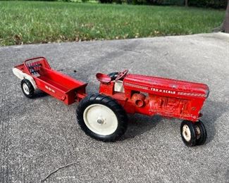 Tru scale toy tractor 