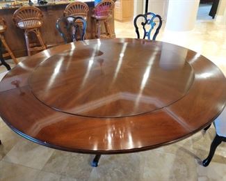 There are sleeves for the leaves.  Table is in excellent condition.