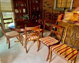 Duncan Phyfe Table 6 matching chairs, one kind-a-matching chair, one leaf, table pads 