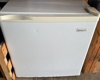 Magic Chef Mini Fridge Refrigerator - Works Well 