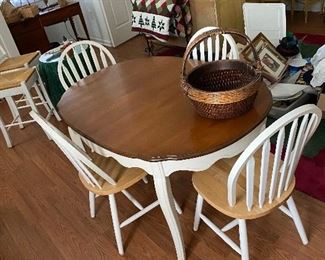 Table set with leaf extensions