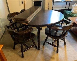 Table with 2 leafs and 4 chairs