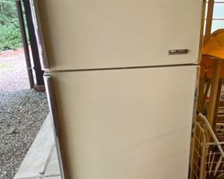 REFRIGERATOR 
