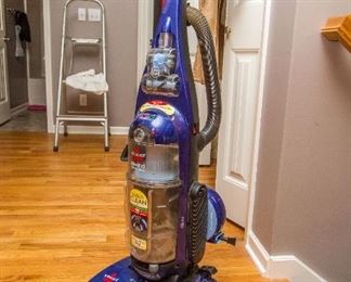 Bissell Vacuum w/retractable cord