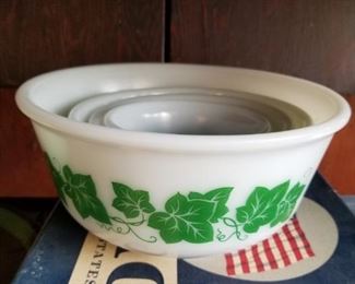 Stacking Hazel Atlas mixing bowls