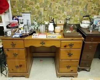Sewing desk & kitchen ware