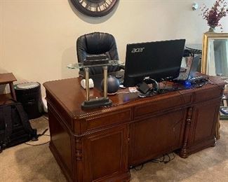 Presidential Desk in excellent condition  
