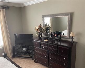 Queen size bedroom set 
