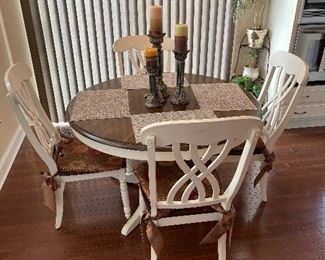  Country/Farm house round kitchen table with 4 matching chairs… 2 years old  