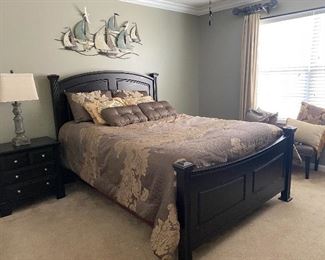 Queen size bedroom set in excellent condition 