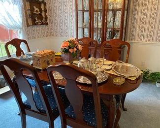 Mahogany dining set with leaf and 6 chairs, classic shell design on chairs, Solid and in good condition.