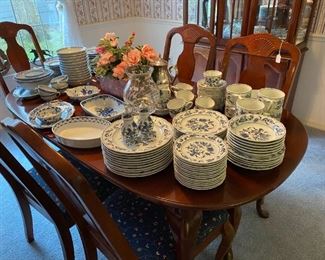 Mahogany table with 6 chairs, shell design