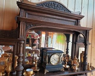 Vintage mantle clock with key