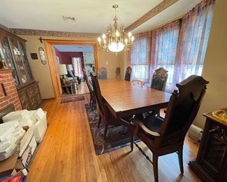 DINING ROOM SET WITH 6 CHAIRS AND 3 LEAFS
