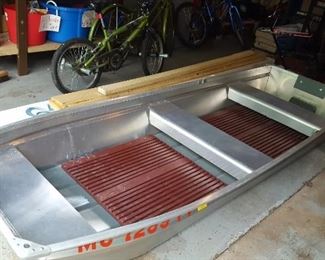 Vintage 12' Smoker Craft Aluminum Row Boat with flat back and ores