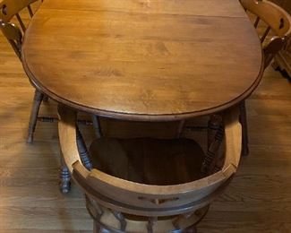 Diningroom table with 6 chairs