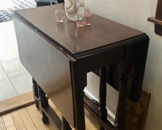 Drop-leaf table 