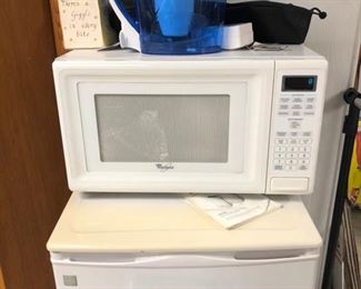 Microware & fridge 