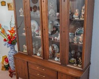 Lenoir Chair Co and Broyhill Premiere Saga dining room group