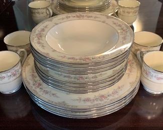Noritake Bone China Shenandoah 8 Place Settings in Mint Condition