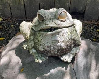 Frog w/water spout