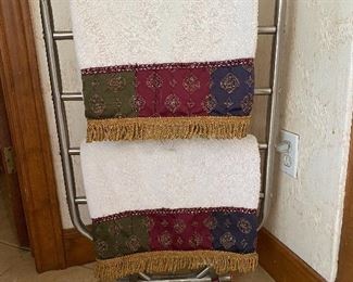Heated towel rack w/fancy fringe bath towels