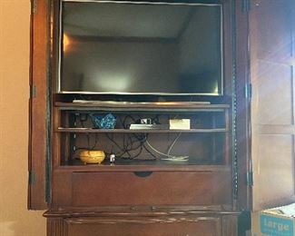 TV/multifunctional armoire with bottom drawer
*TV not for sale