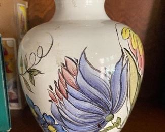 Handcrafted floral vase
Berg's Ceramics