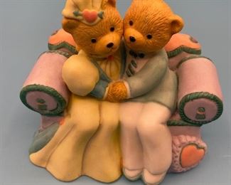 Sweet "in love' bears statue