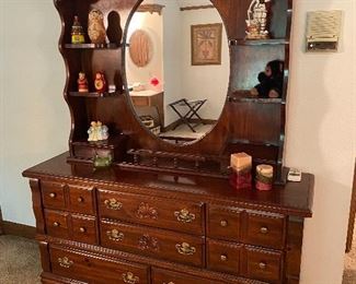 8 drawer chest of drawers w/shelved mirror