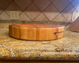 Round solid wood cutting board