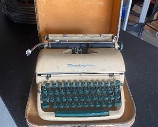 Remington manual typewriter w/case