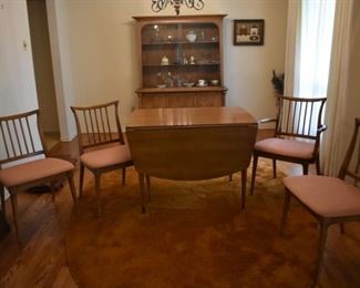 Lammert Furniture Company Mid Century Modern Dining Table and 4 Chairs - Includes: 2 Leaves and Padding