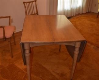 Lammert Furniture Company Mid Century Modern Dining Table and 4 Chairs - Includes: 2 Leaves and Padding