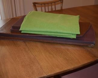 Lammert Furniture Company Mid Century Modern Dining Table and 4 Chairs - Includes: 2 Leaves and Padding