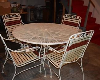 Outdoor Furniture: Wrought Iron Round Table and 4 Vintage Arm Chairs 